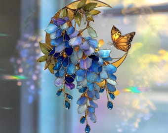 Peut inclure: Un attrape-soleil en vitrail représentant un croissant de lune orné de fleurs de glycine bleues et violettes en cascade, de feuilles vertes et d'un papillon orange aux motifs d'ailes noirs, suspendu par une fine chaîne métallique.