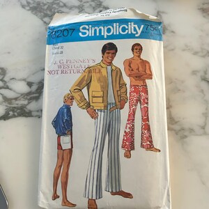 Può includere: Una busta per cartamodello Simplicity, numero 8207, con illustrazioni di abbigliamento per un torace di 81 cm e una vita di 71 cm. La copertina mostra una giacca gialla, pantaloni a zampa a righe, pantaloncini rossi e pantaloni a stampa floreale.
