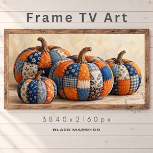 Peut inclure: Art numérique pour TV Frame représentant quatre citrouilles en tissu avec un motif patchwork de fleurs et de carreaux orange, bleu et crème. L'image inclut le texte Frame TV Art, 3840 x 2160 px et BLACK MARSH CO. dans un cadre en bois.