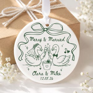 Ornement de Noël personnalisé pour premier Noël de jeunes mariés, Ornement en céramique « Joyeux et Mariés », Cadeau de mariage pour jeunes mariés, Cadeau d'anniversaire