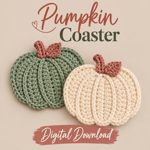 Puede incluir: Dos posavasos de ganchillo con forma de calabaza, uno en verde salvia y otro en crema, cada uno con un pequeño tallo y una hoja de color marrón. El texto Pumpkin Coaster aparece arriba y Digital Download se muestra abajo en un trazo marrón.