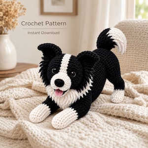 Puede incluir: Un juguete de border collie tejido a ganchillo en blanco y negro con pecho blanco, patas blancas y punta de la cola blanca. El juguete tiene orejas negras, nariz negra y una pequeña lengua rosa. El texto superior dice: Crochet Pattern, Instant Download.