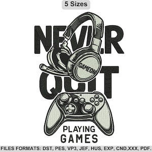 Może przedstawiać: Wzór haftu przedstawiający zestaw słuchawkowy do gier i kontroler z napisem NEVER QUIT PLAYING GAMES. Na słuchawce znajduje się słowo GAME ON. Projekt zawiera etykietę 5 Sizes oraz listę formatów plików: DST, PES, VP3, JEF, HUS, EXP, CND, XXX, PDF.