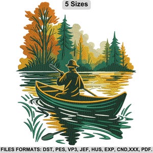 Peut inclure: Une broderie d'une personne en canoë sur un lac, avec des arbres en arrière-plan. Le motif présente des couleurs vertes, jaunes et oranges. Le texte "5 Sizes" est en haut. L'image comprend également des informations sur les formats de fichiers.