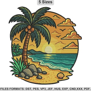 Può includere: Un ricamo raffigurante una scena di spiaggia tropicale con una palma, l'oceano e un tramonto. Il design include il testo "5 Sizes" in alto ed è disponibile in vari formati di file. La tavolozza dei colori comprende sfumature di verde, giallo e blu.