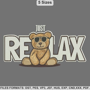 Puede incluir: Una taza de cerámica blanca con un asa negra y el texto "But First, Coffee" en negro, con una fuente de estilo manuscrito. La taza está sobre una superficie blanca.