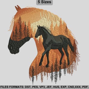 Può includere: Design ricamato con un cavallo nero sovrapposto a una silhouette di testa di cavallo e una scena di foresta. Il design utilizza sfumature di marrone, arancione e beige. Il testo "5 Sizes" è in alto. Il testo in basso elenca i formati di file.