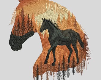 Peut inclure: Motif brodé d'un cheval noir sur une silhouette de tête de cheval et de forêt, dans des tons de marron et d'orange. Le texte "5 Sizes" est en haut. Le texte du bas énumère les formats de fichiers. Thème rustique et naturel.