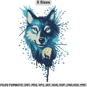 Könnte beinhalten: Gesticktes Design eines Wolfskopfes in Blau- und Weißtönen. Der Wolf ist vor einer Nachtszene mit Vollmond und Bäumen platziert. Der Text "5 Sizes" steht oben. Das Bild listet auch Dateiformate auf.