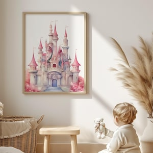 K&ouml;nnte beinhalten: Ein gerahmter Aquarelldruck eines M&auml;rchenschlosses mit rosa T&uuml;rmen und Akzenten. Das Schloss ist vor einem sanften rosa Hintergrund platziert und schafft eine skurrile und vertr&auml;umte &Auml;sthetik. Das Kunstwerk wird an einer wei&szlig;en Wand ausgestellt.