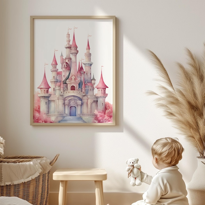 K&ouml;nnte beinhalten: Ein gerahmter Aquarelldruck eines M&auml;rchenschlosses mit rosa T&uuml;rmen und Akzenten. Das Schloss ist vor einem sanften rosa Hintergrund platziert und schafft eine skurrile und vertr&auml;umte &Auml;sthetik. Das Kunstwerk wird an einer wei&szlig;en Wand ausgestellt.