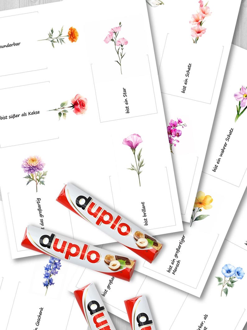 Puede incluir: Una colecci&oacute;n de tarjetas blancas con ilustraciones florales en acuarela y texto en alem&aacute;n, junto con varias barras de chocolate Duplo rojas y blancas. Las tarjetas presentan varias flores y frases como "bist ein Schatz."