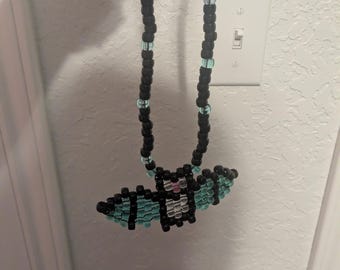 Collar de murciélago Kandi que brilla en la oscuridad