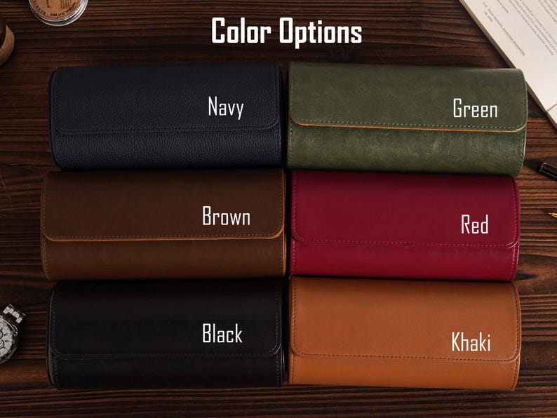 Pu&ograve; includere: Un assortimento di custodie per orologi in pelle in vari colori, tra cui blu navy, verde, marrone, rosso, nero e kaki. Ogni custodia &egrave; rettangolare con chiusura a patta ed &egrave; etichettata con il suo colore. Il testo "Color Options" &egrave; in alto.