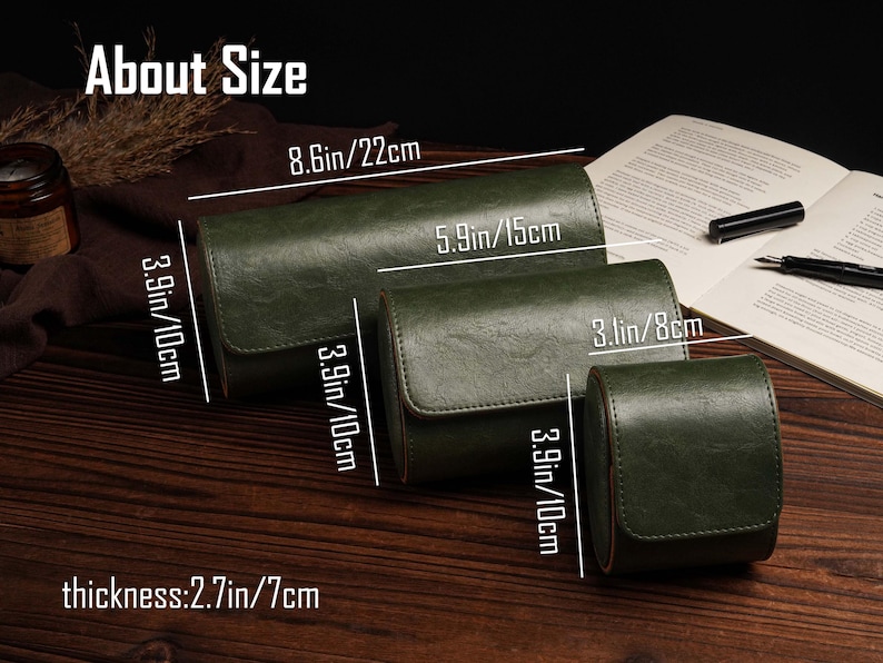 Pu&ograve; includere: Custodie per orologi in pelle verde di varie dimensioni sono esposte su una superficie di legno. La custodia pi&ugrave; grande misura 22 cm di lunghezza, 10 cm di altezza e ha uno spessore di 7 cm. Il testo "About Size" &egrave; incluso.