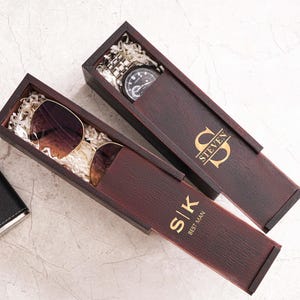 以下が含まれることがあります： 白い文字で「Welcome to our home」と書かれた素朴な木製の看板。 荒れた仕上がりとシンプルで魅力的なデザインで、玄関の装飾に最適です。