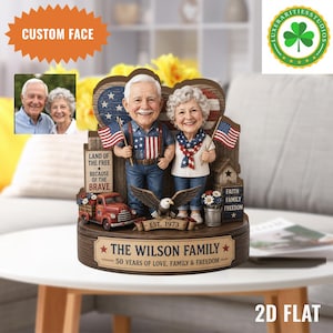 Op de afbeelding: Een gepersonaliseerd familiebeeldje met een lachend ouder echtpaar met Amerikaanse vlaggen. De basis bevat de tekst "The Wilson Family" en "50 Years of Love, Family & Freedom". Een rode vrachtwagen en een adelaar zijn ook afgebeeld.