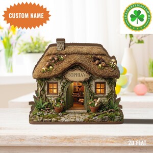 Puede incluir: Una casa de campo en miniatura con techo de paja, paredes de piedra y una puerta abierta y acogedora. La casa de campo tiene un letrero que dice "SOPHIA'S" y está adornada con plantas y setas decorativas. La casa de campo tiene dos ventanas con un brillo cálido.