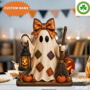 Op de afbeelding: Een decoratief spookbeeldje met een crèmekleurig lichaam met textuur, kleurrijke stoffen patches, een grote oranje bloemenstrik en een zwarte lantaarn met een pompoengezicht. Het spook houdt een bezem vast en staat op een houten voet met pompoenen.