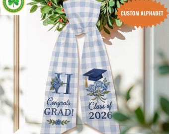 Personalisierter Abschluss Türschild, Benutzerdefinierte Anfangsbuchstabe Dekor, Glückwunsch grad Zeichen, blau kariertes Bogen Dekor, Abschlusskranz Schärpe