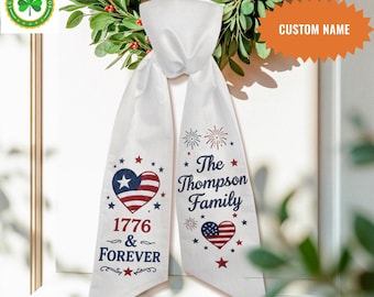 Banda de corona patriótica personalizada, cinta con nombre familiar personalizado, decoración 1776 Forever, decoración de puerta del 4 de julio, lazo de corazón con la bandera estadounidense