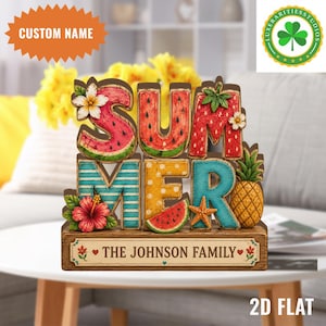 Könnte beinhalten: Ein Holzschild zum Thema Sommer mit dem Wort "SUMMER" in bunten, mit Früchten verzierten Buchstaben. Das Schild enthält eine Ananas, eine Wassermelone und den Text "THE JOHNSON FAMILY".