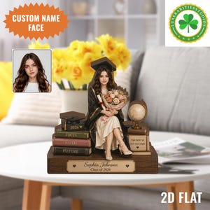 Könnte beinhalten: Eine Abschlussfigur mit einer jungen Frau in Hut und Robe, die Blumen und ein Diplom hält. Die Figur sitzt auf Büchern mit den Wörtern "FOCUS", "FAITH" und "FUTURE". Die Basis enthält den Namen "Sophia Johnson" und "Class of 2026".