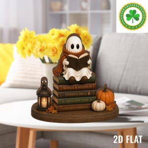 Puede incluir: Una figura de fantasma blanco con una bufanda marrón que lee un libro abierto, sentada sobre una pila de cuatro libros titulados Magic & Mystery, Potions & Spells, Enchanted Tales y Halloween Chronicles, junto a un farol y dos calabazas.