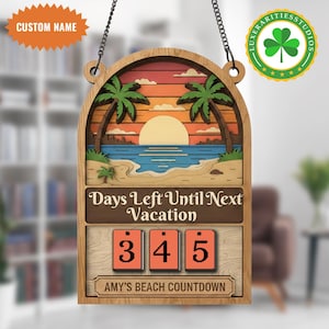 Puede incluir: Cartel de cuenta regresiva de playa de madera con una escena de puesta de sol tropical, palmeras y el texto "Days Left Until Next Vacation". El letrero muestra "345" días restantes. Incluye el texto "AMY'S BEACH COUNTDOWN" y un espacio para un nombre personalizado.