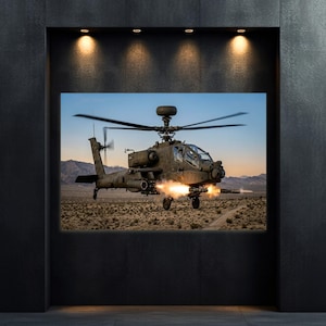 Puede incluir: Un helicóptero militar verde oliva, disparando armas, vuela sobre un paisaje desértico. Los rotores del helicóptero giran, y las llamas y el humo emanan de las armas. El fondo presenta montañas y un cielo azul.