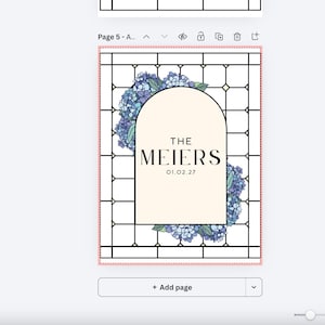 K&ouml;nnte beinhalten: Ein digitales Design mit einem cremefarbenen Bogen, der den Text "THE MEIERS 01.02.27" in Schwarz anzeigt. Der Bogen ist von einem schwarzen Gitter umrahmt und mit blauen und lila floralen Elementen verziert. Das Design befindet sich auf wei&szlig;em Hintergrund.