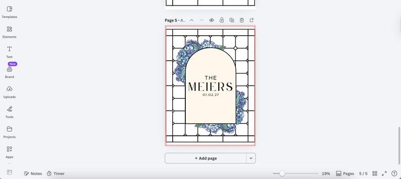 K&ouml;nnte beinhalten: Ein digitales Design mit einem cremefarbenen Bogen, der den Text "THE MEIERS 01.02.27" in Schwarz anzeigt. Der Bogen ist von einem schwarzen Gitter umrahmt und mit blauen und lila floralen Elementen verziert. Das Design befindet sich auf wei&szlig;em Hintergrund.