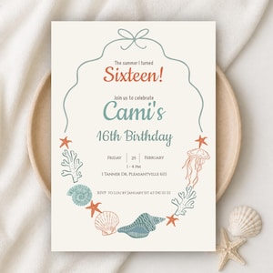 Könnte beinhalten: Eine cremefarbene Einladung mit Meeresmotiven für einen Sweet Sixteen Geburtstag. Der Text lautet "Sixteen!" und "Cami's 16th Birthday." Das Design umfasst Illustrationen von Muscheln, Seesternen und Korallen in Blau-, Orange- und Cremetönen.