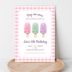 Könnte beinhalten: Geburtstagseinladung mit rosa und weißem Vichy-Muster. Die Einladung zeigt Aquarellillustrationen von drei Eis am Stiel in Rosa, Grün und Lila. Der Text lautet "Pop on over and celebrate with us" und "Lou's 6th Birthday".