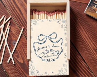 Het perfecte luciferdoosje voor stellen: een op maat gemaakt, groot luciferdoosje van Toile de Jouy-hout, ideaal als cadeau voor een housewarming, bruiloft, jubileum of Valentijnsdag.