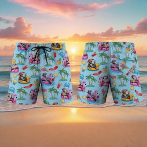 Könnte beinhalten: Hellblaue Badeshorts mit tropischem Muster, das Cartoon-Figuren auf aufblasbaren Schwimmreifen, Palmen und Sommer-Icons zeigt. Die Shorts haben einen schwarzen Kordelzug und eine Gesäßtasche, ideal für Strand oder Pool.