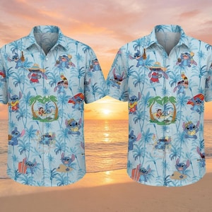 Könnte beinhalten: Ein hellblaues Kurzarmhemd mit durchgehendem Aufdruck der Figur Stitch aus Lilo und Stitch. Das Muster zeigt Palmen und verschiedene Szenen der Figur beim Surfen, Entspannen in einer Hängematte und beim Spielen.