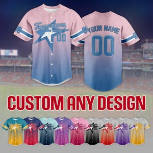 Könnte beinhalten: Baseball-Trikots in verschiedenen Farben, darunter Rosa, Blau und Schwarz, mit anpassbarem Text und Zahlen. Die Trikots haben ein Sterndesign und den Text "Team name" und "Your name". Das Bild enthält auch den Text "CUSTOM ANY DESIGN".