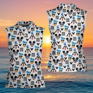 Könnte beinhalten: Weißes ärmelloses Poloshirt mit einem sich wiederholenden Muster von Mickey Mouse, Donald Duck und Goofy mit Sonnenbrille. Der Text "COOL DADS CLUB" ist ebenfalls vorhanden. Der Hintergrund zeigt einen Sonnenuntergang über dem Meer.