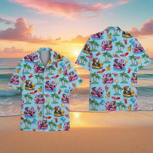 Könnte beinhalten: Hellblaues Button-Down-Hemd mit tropischem Muster. Das Design zeigt Cartoonfiguren auf aufblasbaren Schwimmreifen, Palmen, Ananas und Cocktails. Das Hemd ist kurzärmlig und hat eine lockere Passform, ideal für den Sommerurlaub.