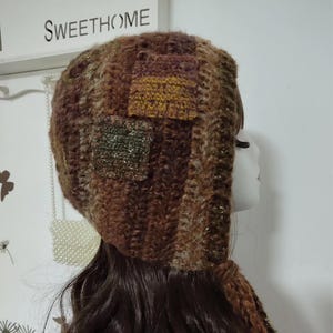 Gorro de crochet con patchwork rústico hecho a mano: capucha marrón acogedora, gorro de invierno único.