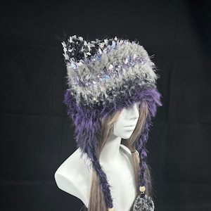 Gorro morado con orejas de gato peludas: gorro de crochet, patrón gris tejido a mano, pompones de lana