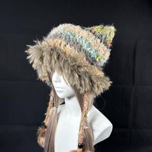 Gorro de invierno de hilo a rayas con orejas de gato, hecho a mano, de crochet