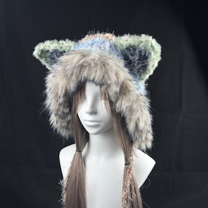 手作りの狼耳帽子：青いかぎ針編みビーニー、ハロウィンニットパターン、骨のアクセサリー