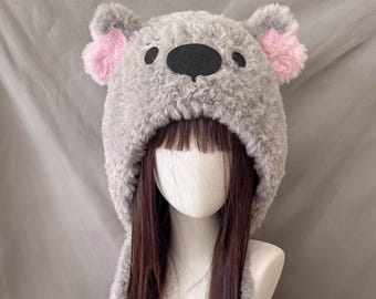 Handgemaakte gehaakte pluche koala-oorbeanie: grijze pluizige dierenhoed.