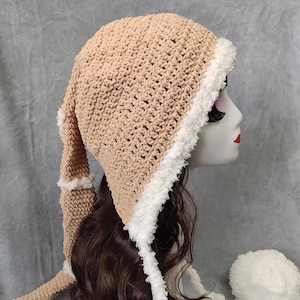Handgemaakte beige elfenhoed, gehaakte wintercapuchon met lange staart, gezellige latte-kerstmuts.