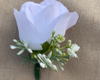 Boutonniere de rosa blanca: flor de seda para bodas con aliento de bebé