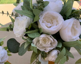 Ramo de novia de peonías blancas: eucalipto salvia y cinta dorada.