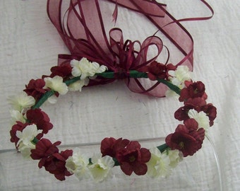 Halo de niña de las flores color burdeos y marfil: tocado floral con cinta