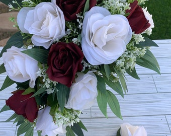 Ramo de novia de rosas burdeos: flores de novia en cascada y boutonniere para el novio.